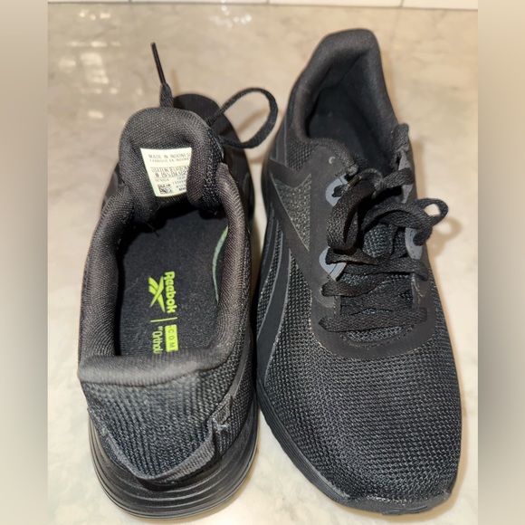 Size 8 Reebok running shoes - Picture 3 of 4